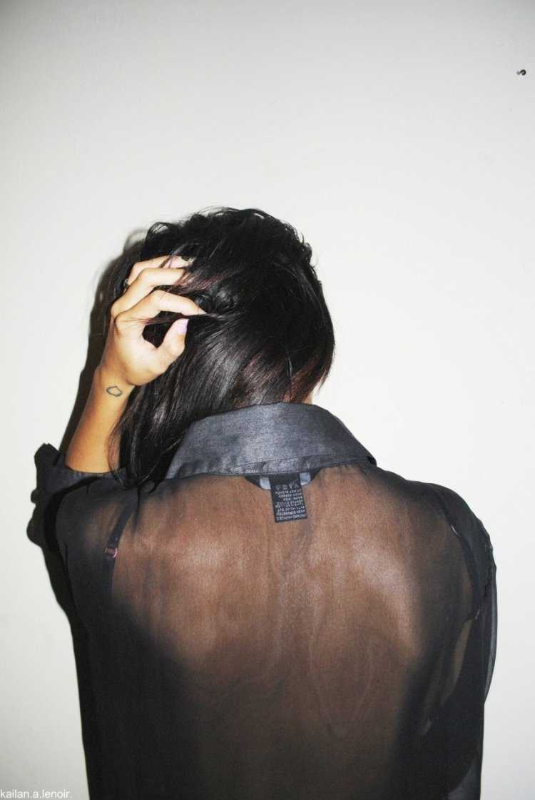 Девушка с каре со спины