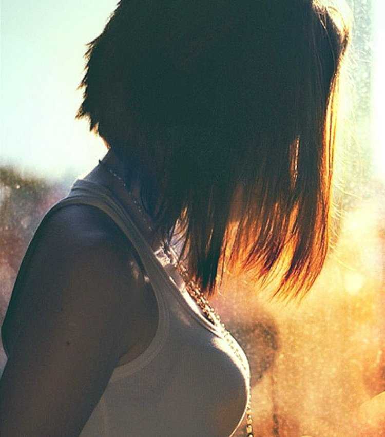 Девушка с каре со спины