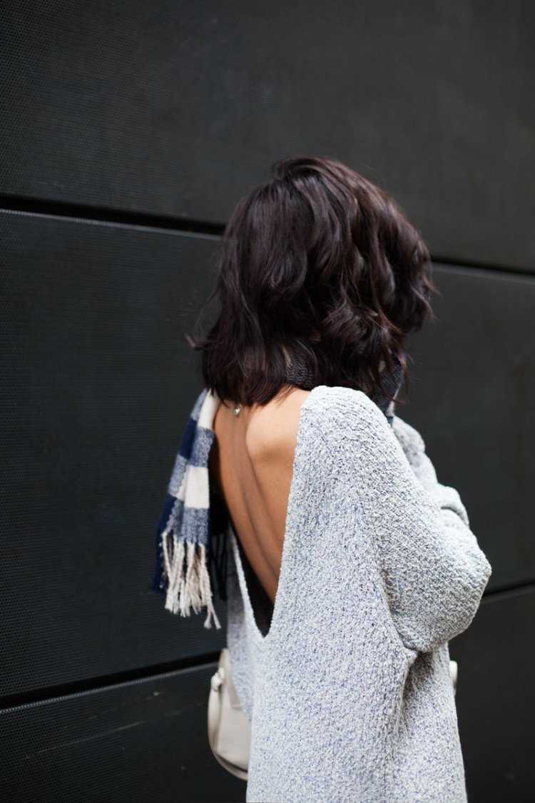 Брюнетка с каре со спины