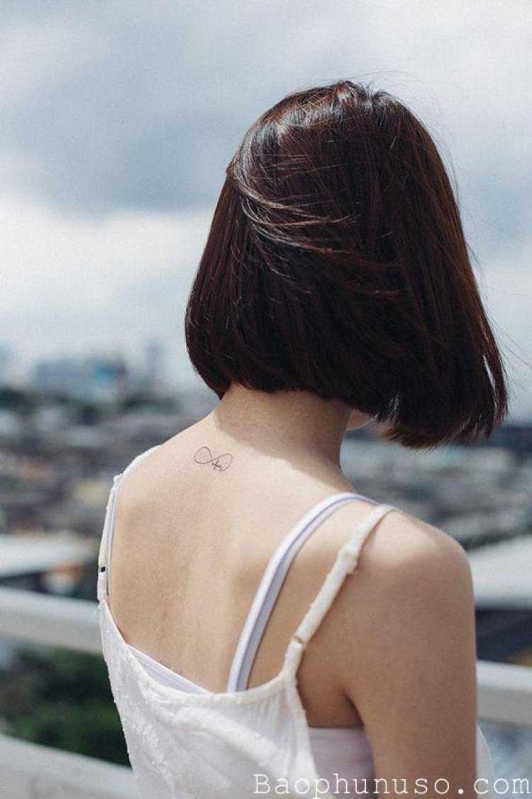 Девушка с каре сзади