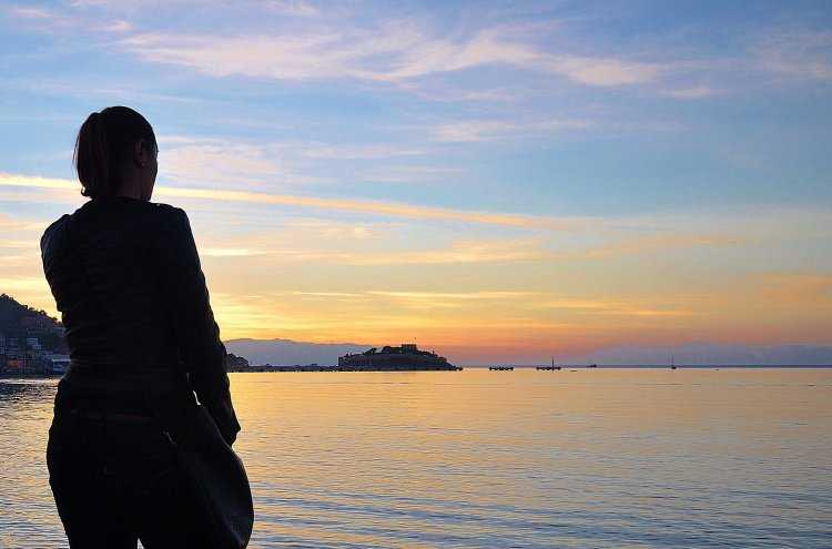 Девушка с каре со спины на море