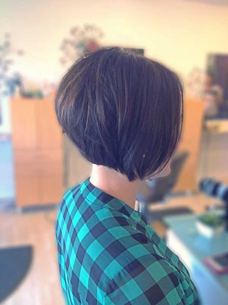 Девушка с каре сзади