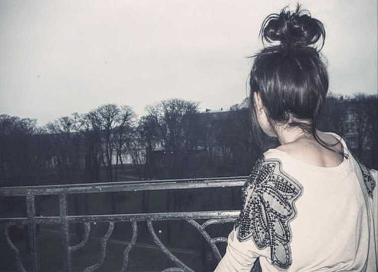 Брюнетка со спины со средними волосами