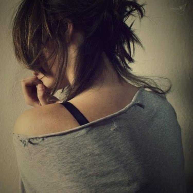 Девушка короткие волосы закрывает лицо