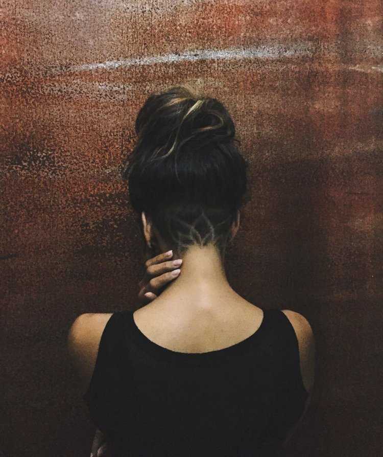 Брюнетка с каре со спины