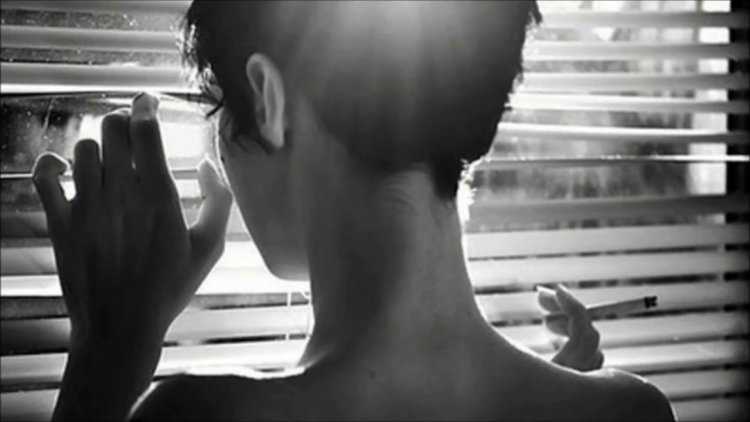 Девушка с короткой стрижкой со спины