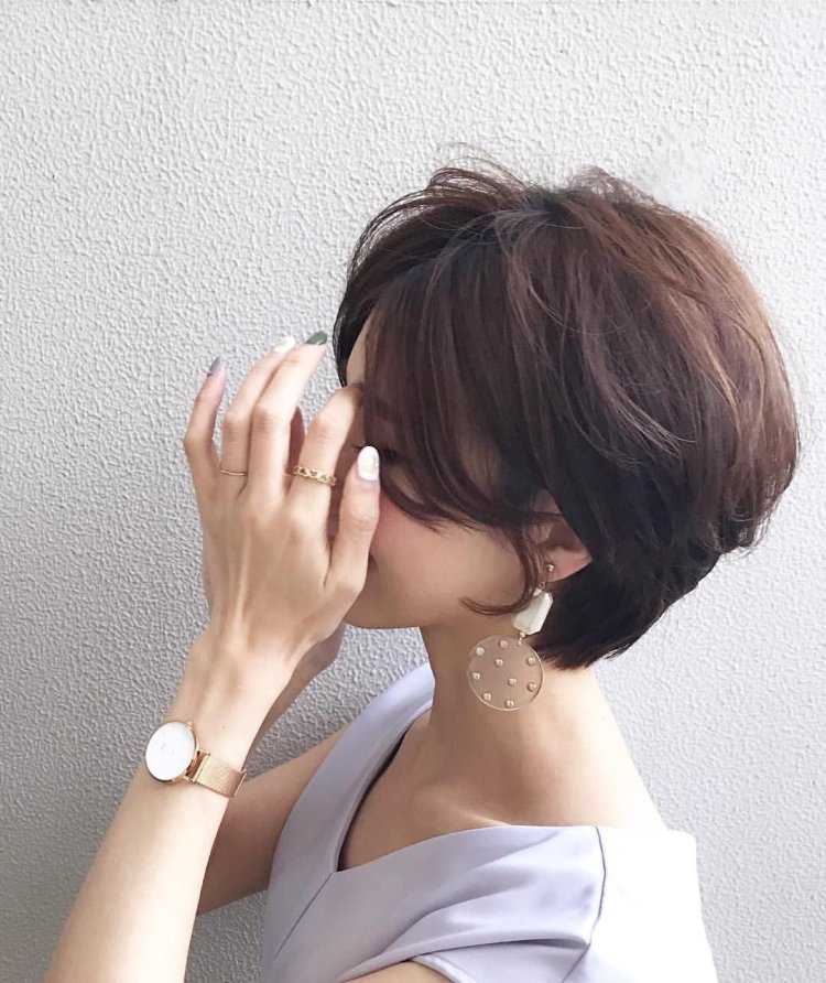 Брюнетка с каре со спины