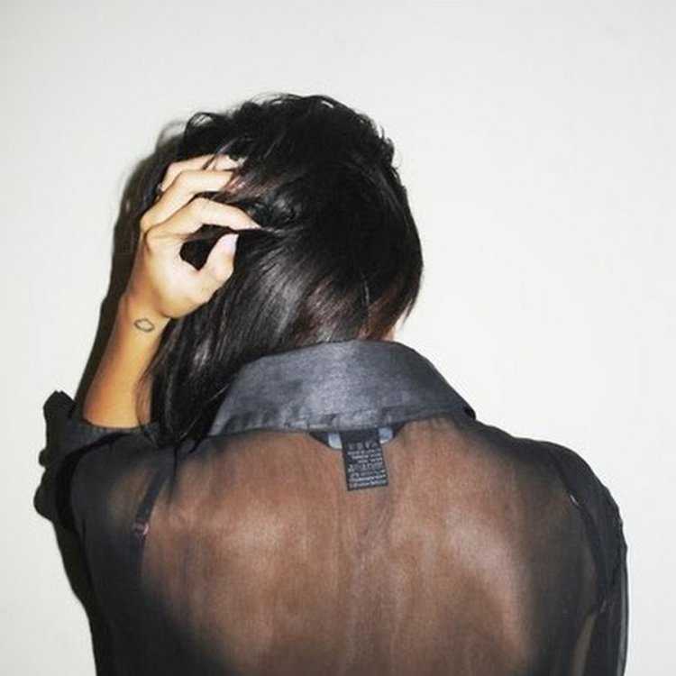 Девушка с каре со спины