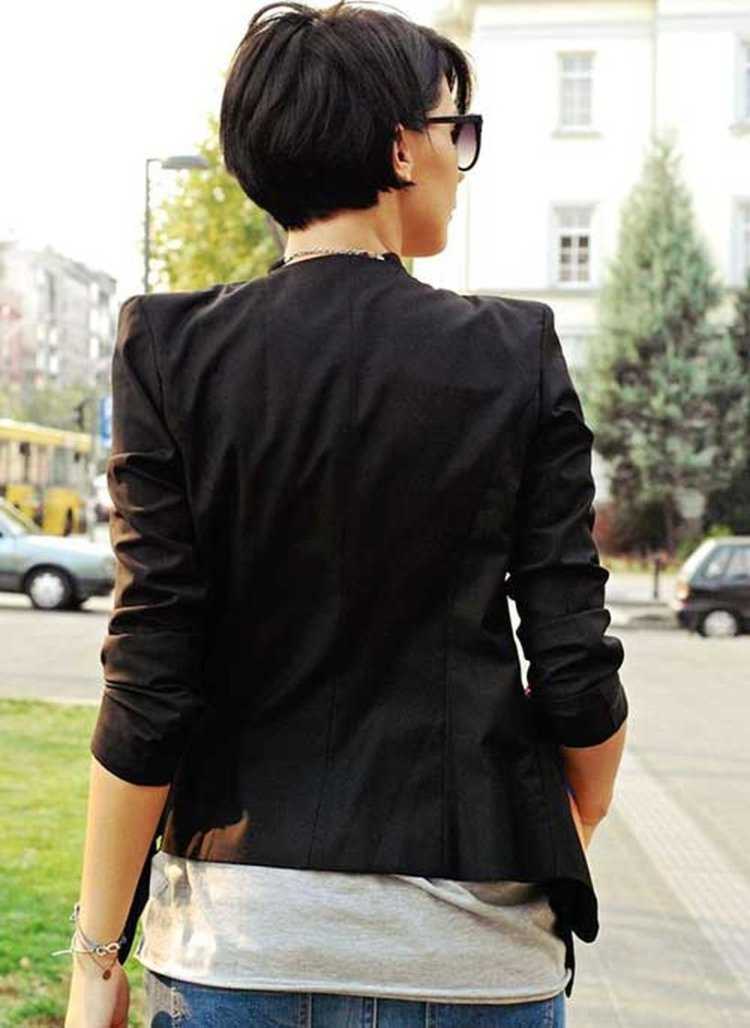 Девушка с короткими волосами со спины