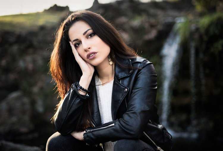 Модель Carlotta в куртке