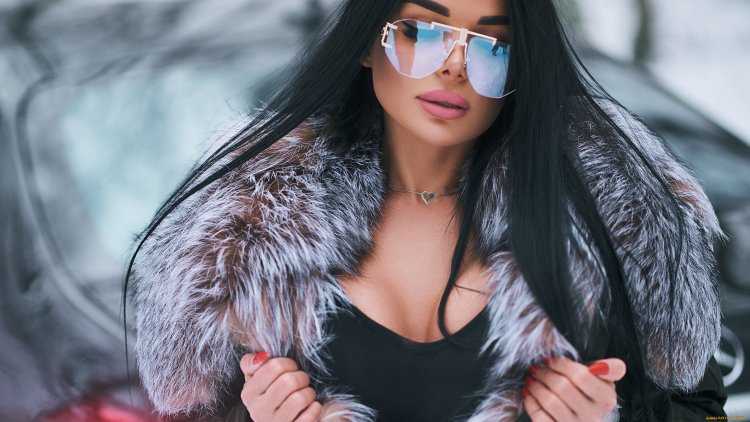 Шикарная брюнетка