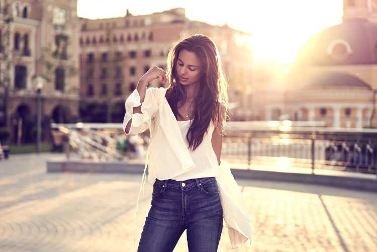 Стильная девушка в городе