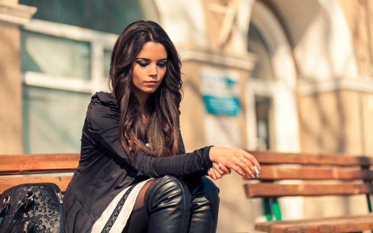 Стильная брюнетка с длинными волосами