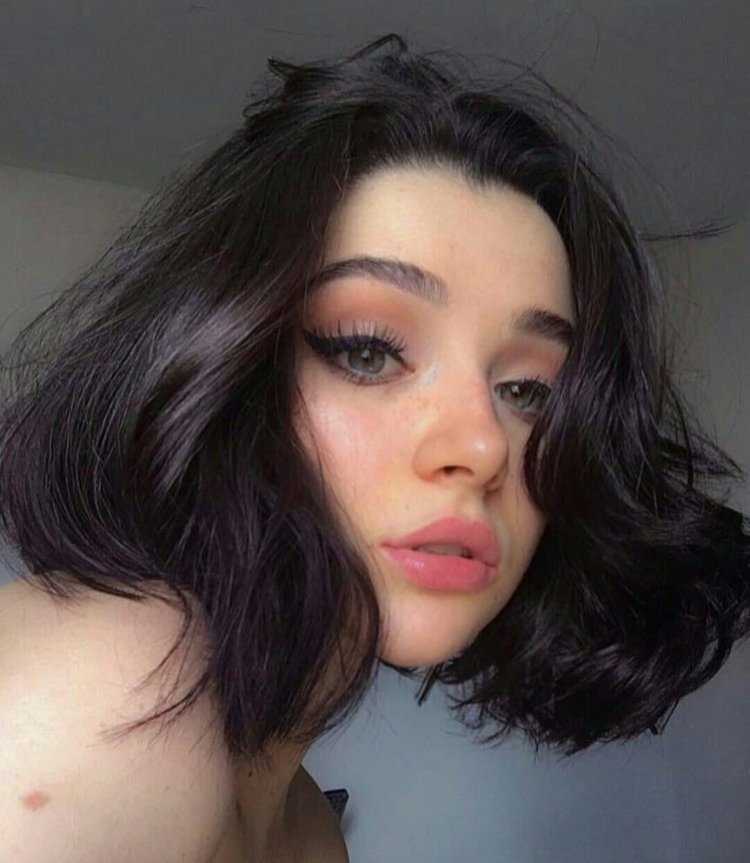 Девушка с каре темные волосы