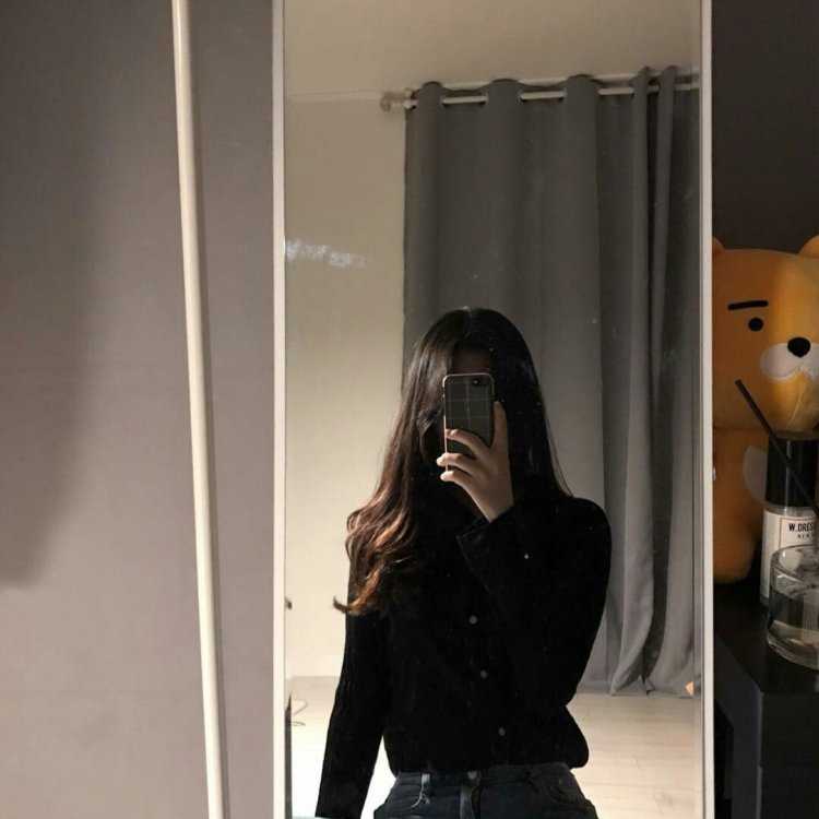 Девушка с темными волосами в зеркале