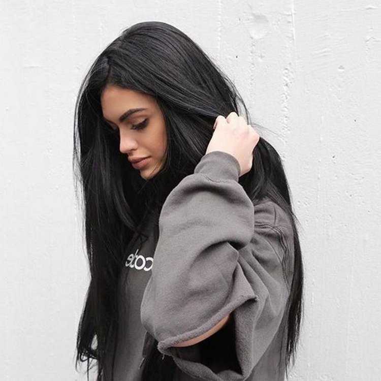 Девушка с длинными черными волосами