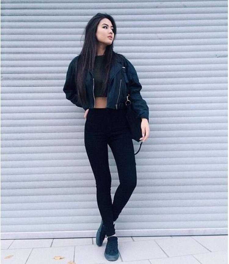 Девушка с черными волосами в полный рост