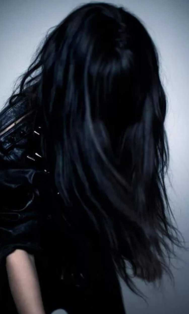 Лицо девушки с черными волосами