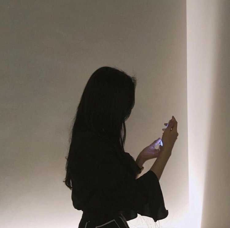 Девушка с чёрными волосами без лица