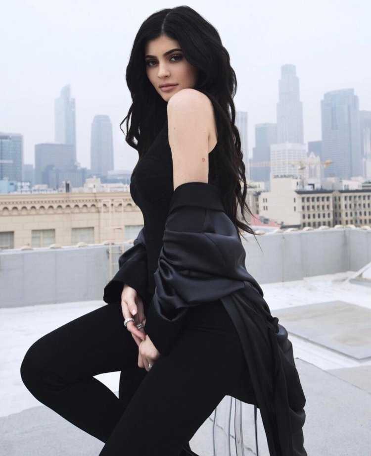 Кайли Дженнер в чёрной одежде