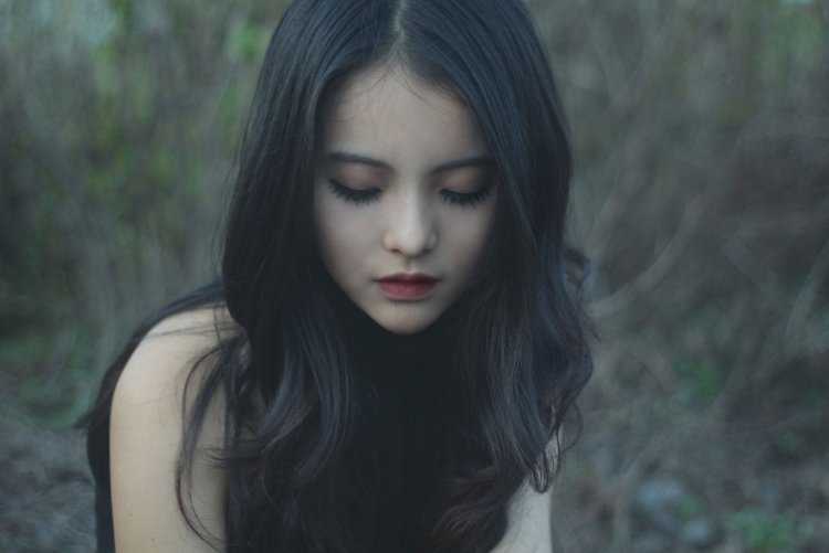 Девушка с черными волосами