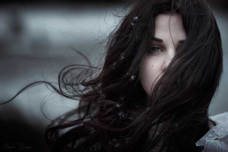 Женщина с темными волосами