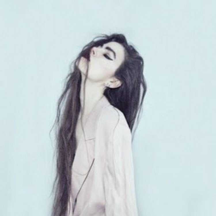 Девушка с черными волосами Эстетика