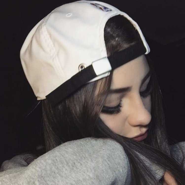 Селфи в кепке девушки