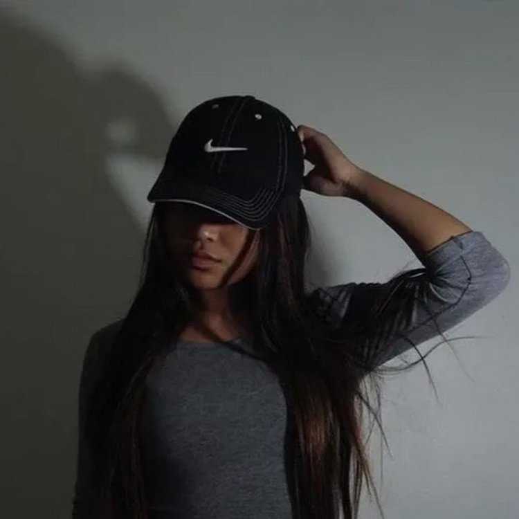 Девушка в черной кепке