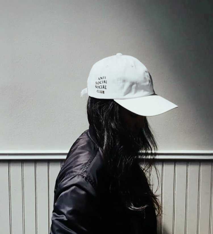 Девушка в бейсболке со спины