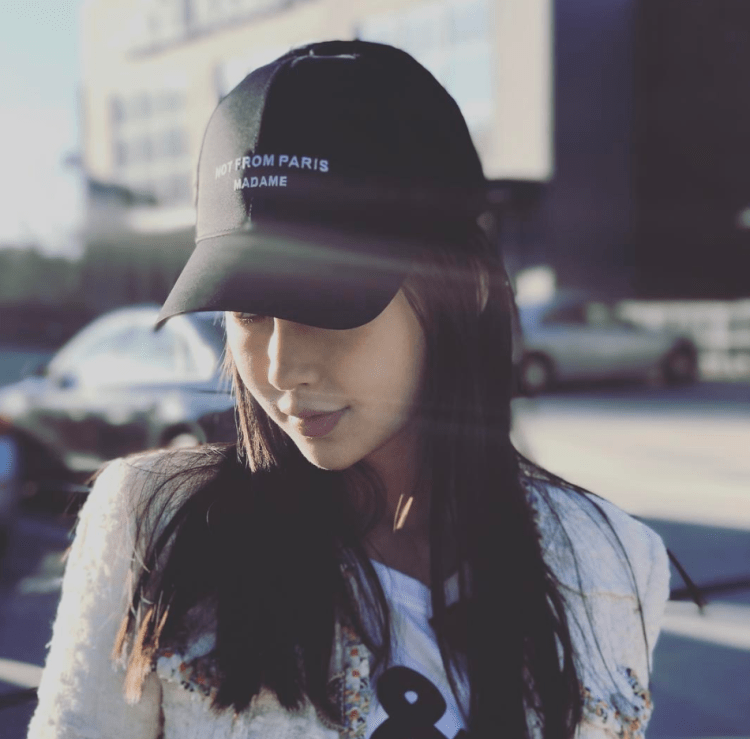 Брюнетка в кепке