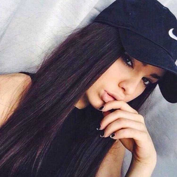 Девушка брюнетка в кепке