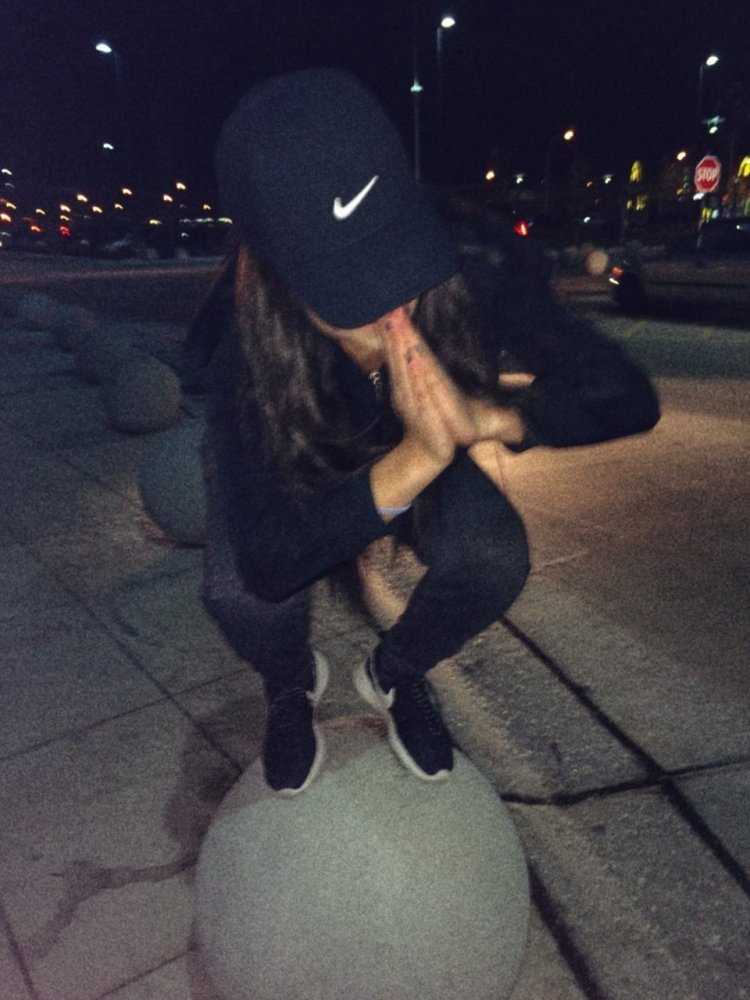 Брюнетка в бейсболке без лица