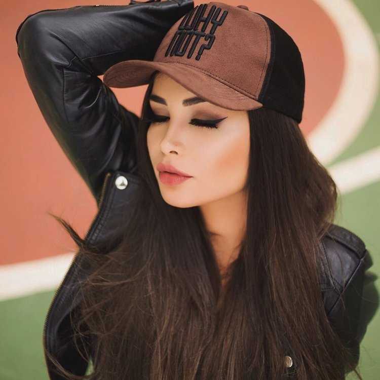 Девушка в кепке