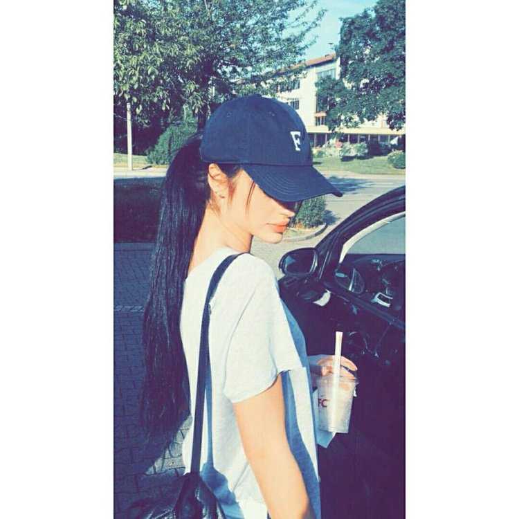 Девушка брюнетка в бейсболке