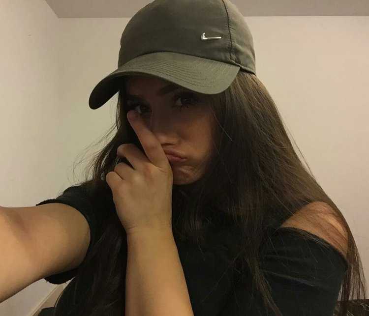 Селфи девушки без лица в бейсболке