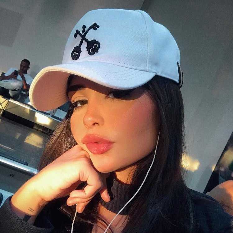 Аманда Хаммер кепках