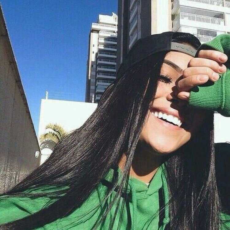 Девушки в бейсболках селфи