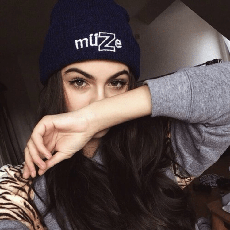 Брюнетка в кепке