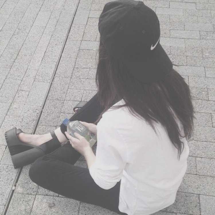 Кореянка в кепке со спины