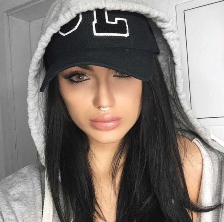 Брюнетка в бейсболке