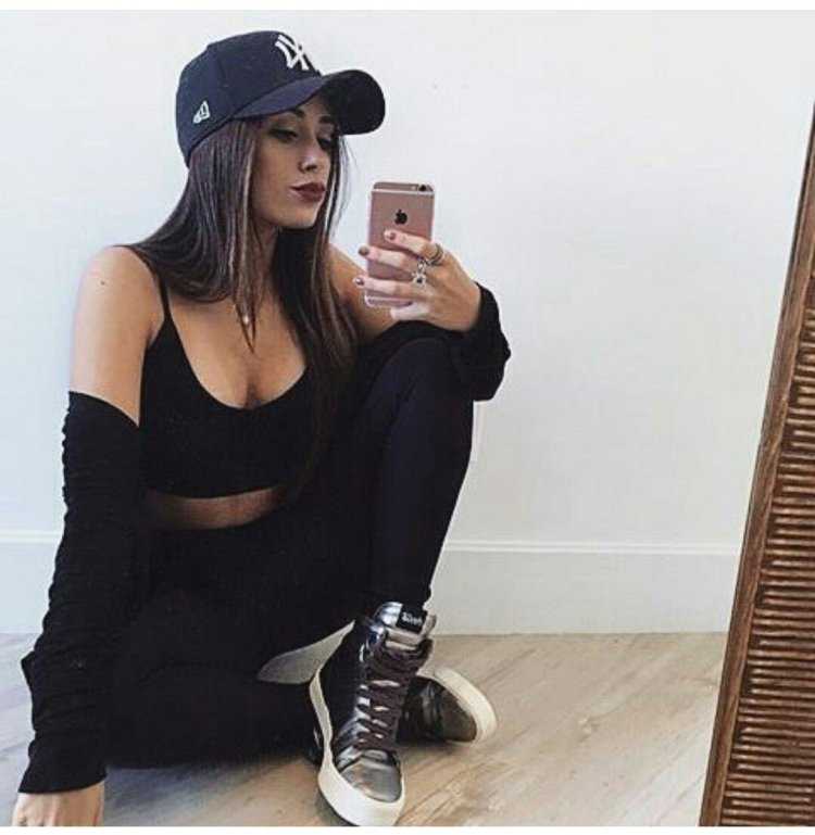 Девушки в бейсболках селфи