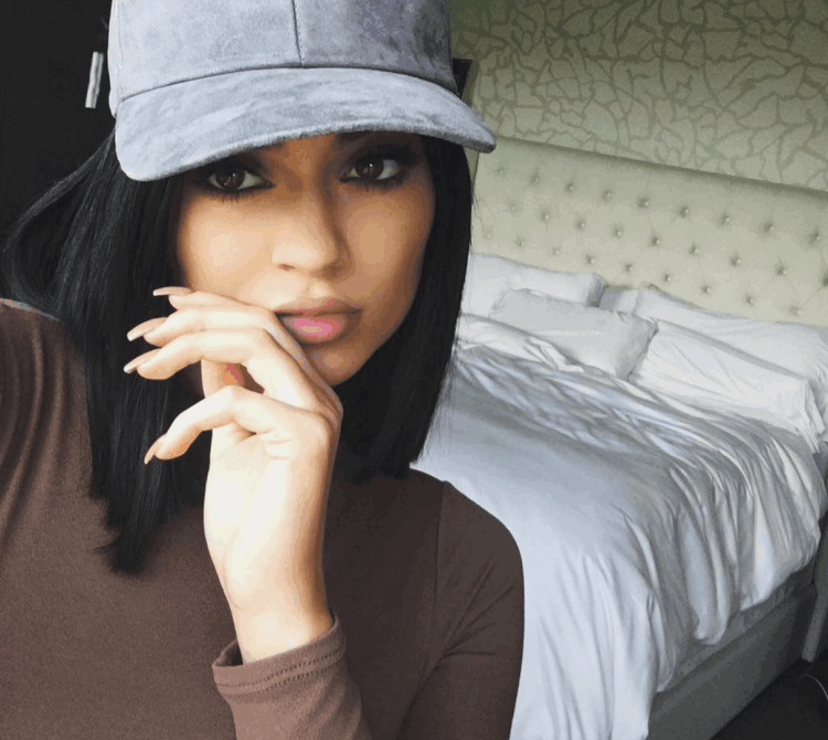 Кайли Дженнер в шапке