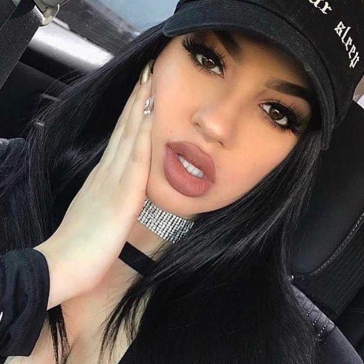 Шикарная брюнетка в кепке