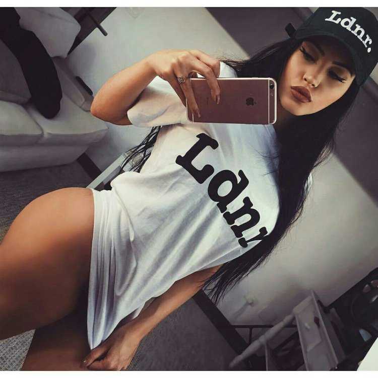 Claudia Alende в бейсболке