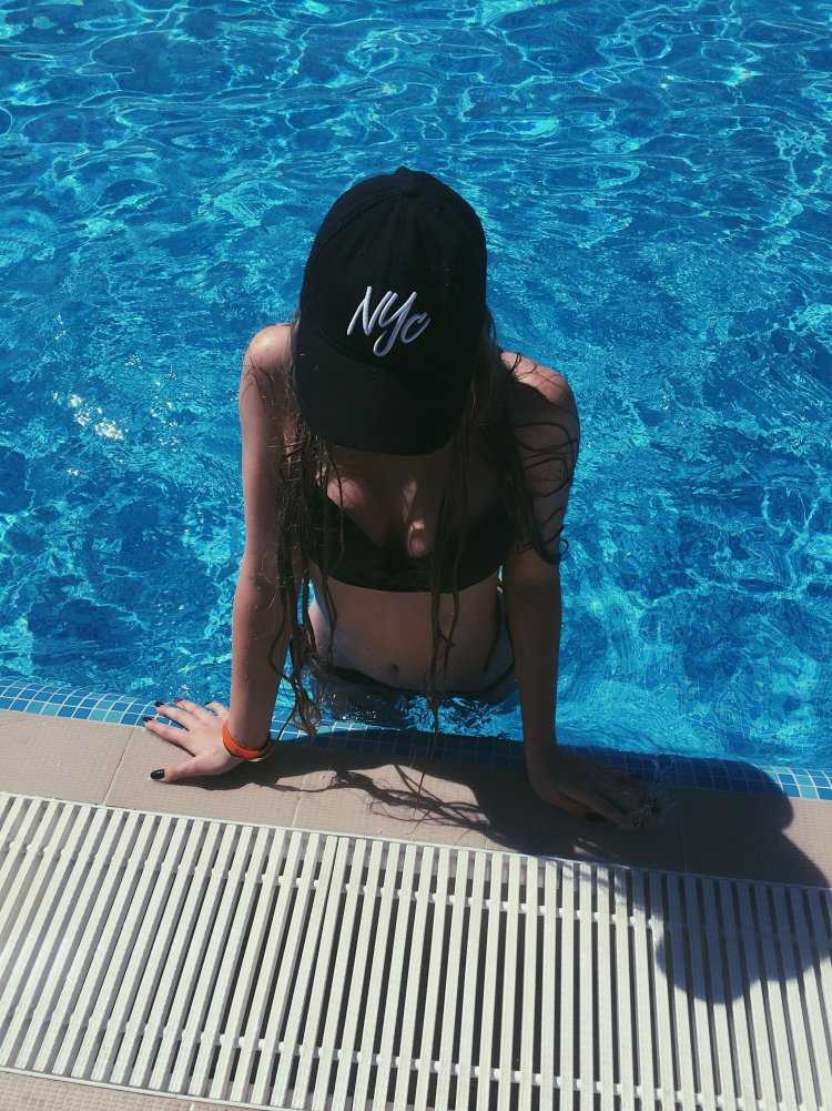 Девушка в бассейне без лица