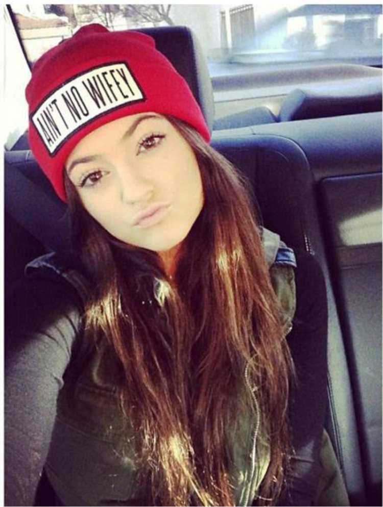 Кайли Дженнер в шапке