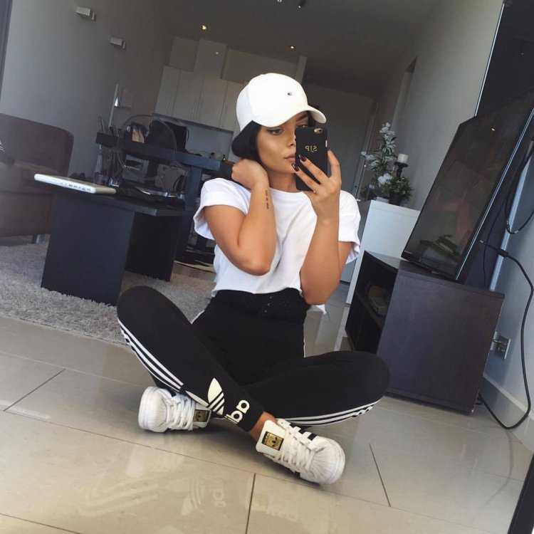 Спортивные брюнетки в бейсболке