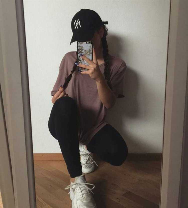 Красивая девушка селфи кепка