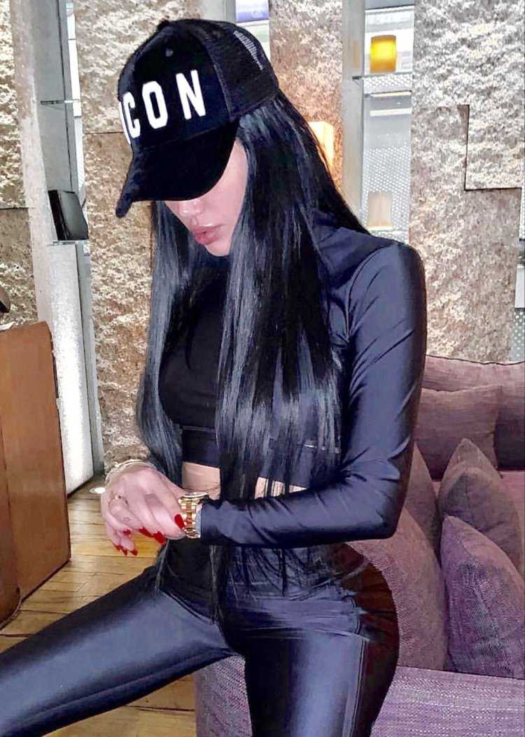 Девушка брюнетка в бейсболке